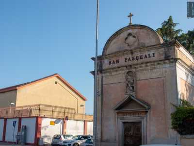 San Pasquale prende invece la denominazione dalla piccola chiesetta che si staglia su via Fanelli, tra la grandiosa Villa Anna e la �zona delle Casermette�. La cappella, del 1901, presenta il suo nome sia sul portone in ferro, sia nella parte superiore, a caratteri cubitali neri